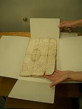 Um alte Dokumente vor dem Verfall zu bewahren und vor äußeren Einflüssen zu schützen, werden diese umgebettet und unter optimalen klimatischen Bedingungen aufbewahrt. Eine Aufbewahrung in säure- und metallfreien Mappen und Ordnern ist daher von Vorte