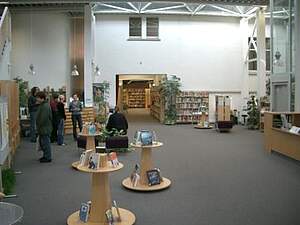 Der erste Eindruck zählt. Im Eingangsbereich der Lebendigen Bibliothek findet man Bestseller, die Verbuchungstheke, einen Kaffeeautomaten und.... und.... und.... Dieser Raum wird aufgrund seiner Größe auch als Veranstaltungsraum genutzt.