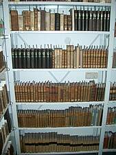 Manche Archive besitzen wertvolle Bestände. Dies können Bestände von Adels- geschlechtern sein. Vom Bottroper Stadtarchiv wurde beispielsweise die private Sammlung des Grafen von Westerholt erworben.